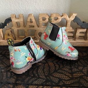🌹cute floral boots/unknown toddler size-maybe 7?🌹